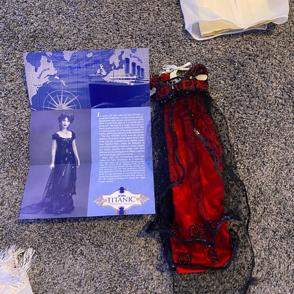 Franklin Mint Titanic Rose collection with trunk and full wardrobe - Picture 12 of 17